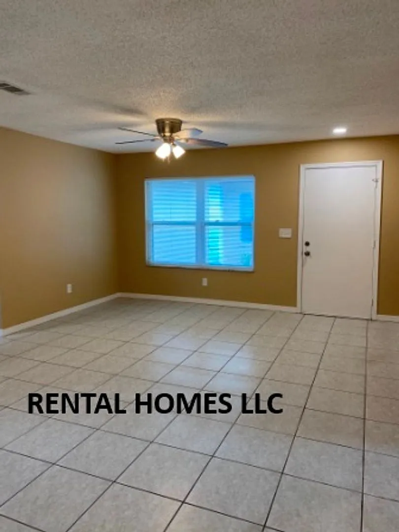 1215 Sophie Blvd — Photo 3