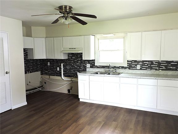 3rd image of 1613 Robinson St