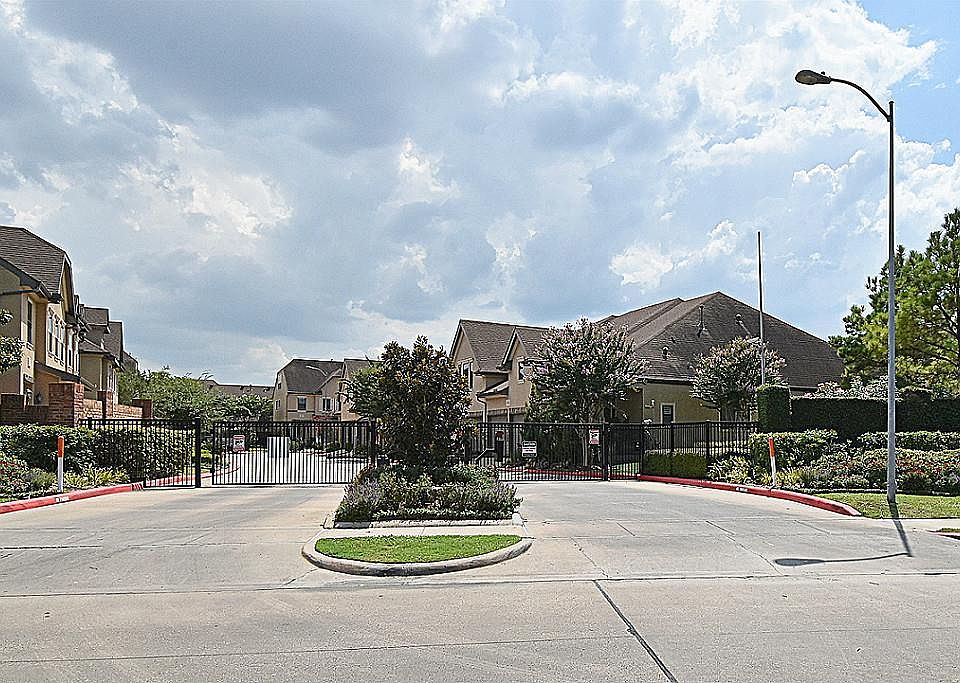 Welcome to Royal Oaks Court. Small gated community in the heart of the Westchase District is well maintained, plenty of guest parking and convenient location.