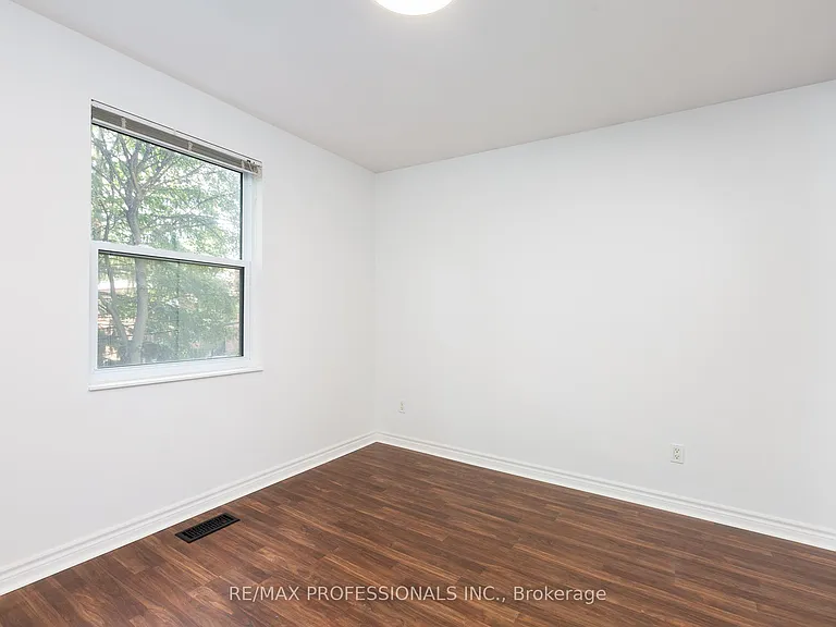 4 Runnymede Rd — Photo 21
