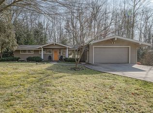 904 Bell Rd, Chagrin Falls, OH 44022