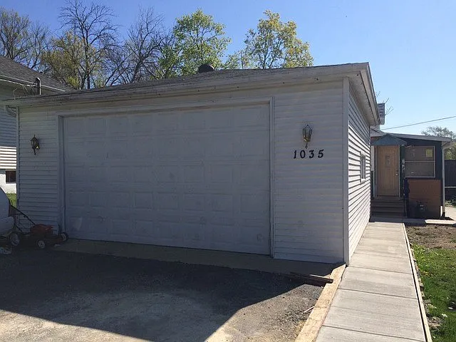 1035 Morton Ave photo 1