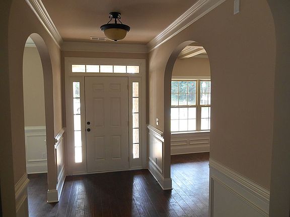 5th image of 470 Emerald Lake Dr