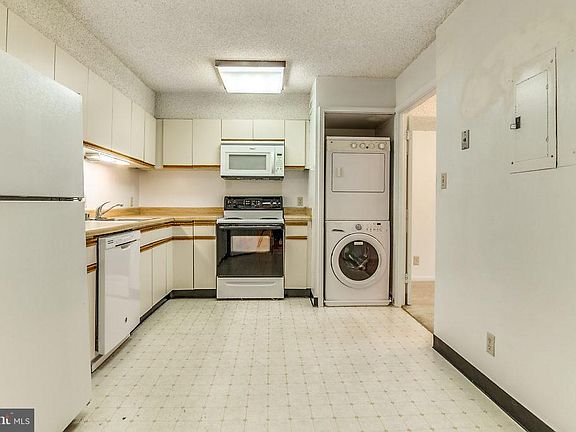 5th image of 3800 Powell Ln APT 425