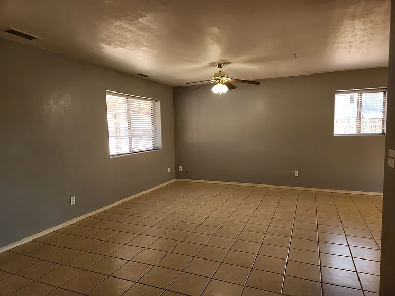 601 W Frontier St — Photo 5