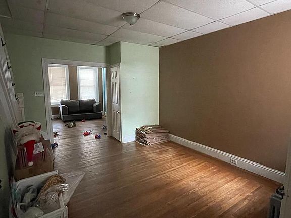 3rd image of 735 E Philadelphia St