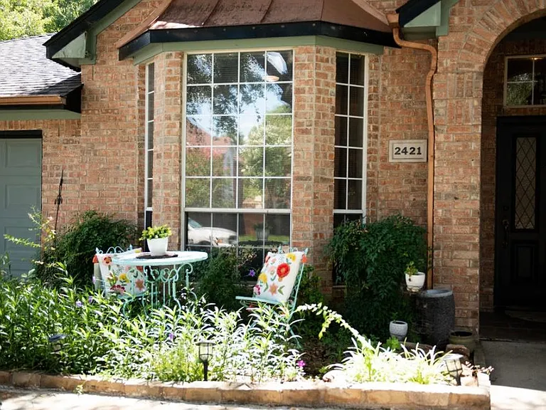2421 Bonham Trl — Photo 2