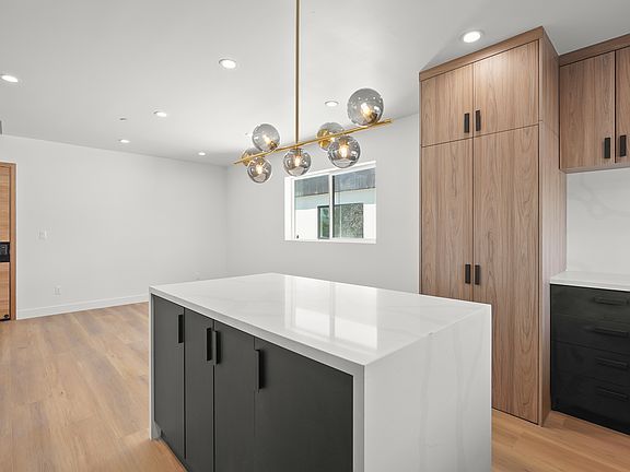 5th image of 14212 Gilmore St #1/2
