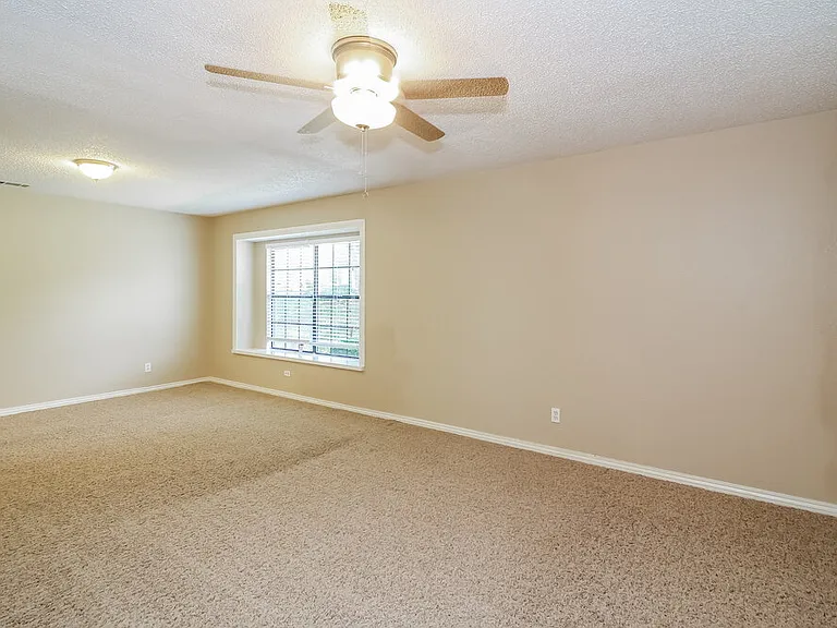 1037 Eagle Ct — Photo 7
