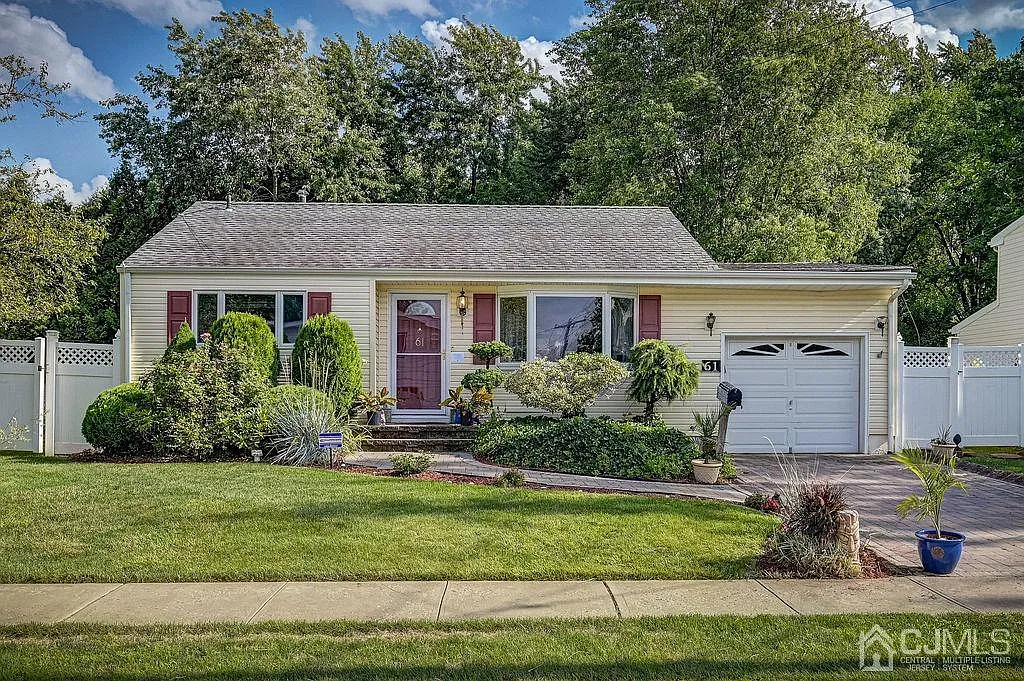 61 Stevens Ave photo 1