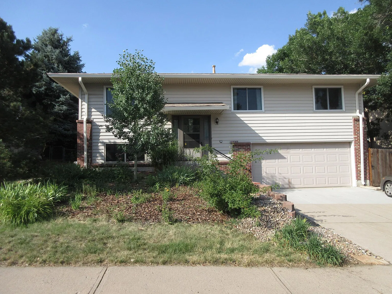 4 bed, 1917 sqft, $3,100 — Photo 2