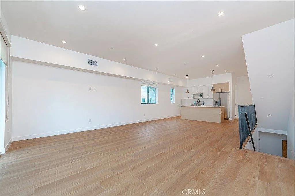 5 bed, 1871 sqft, $6,200 — Photo 3