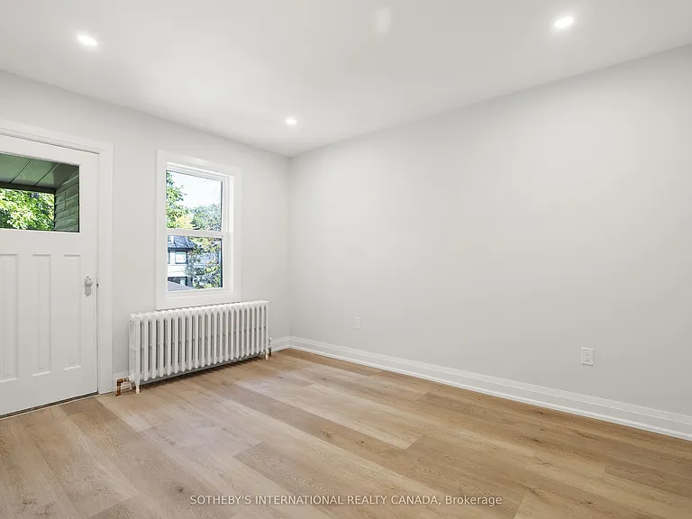 30 Strathgowan Ave #UPPER — Photo 8
