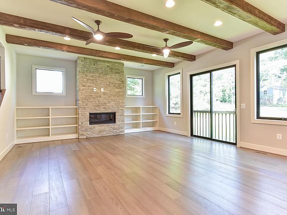 5th image of 302 Arcadian Cir SW