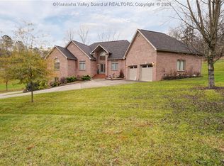 1 Richland Dr, Hurricane, WV 25526