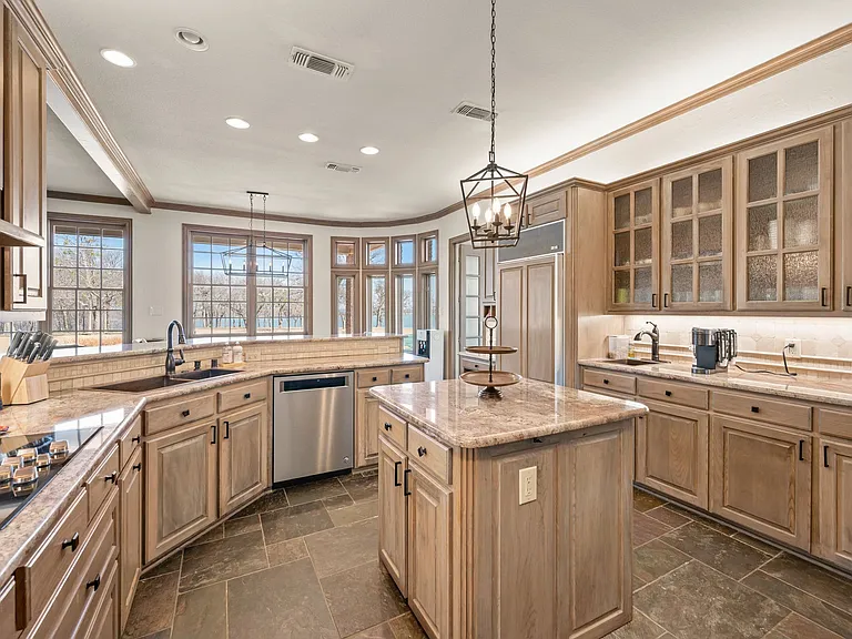 208 Highpoint Cir — Photo 41
