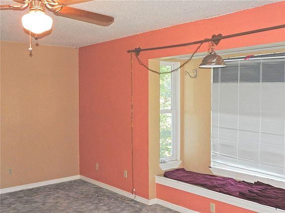 5th image of 211 Redbud Ln NE