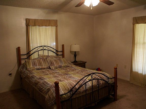 5th image of 931 Elm St