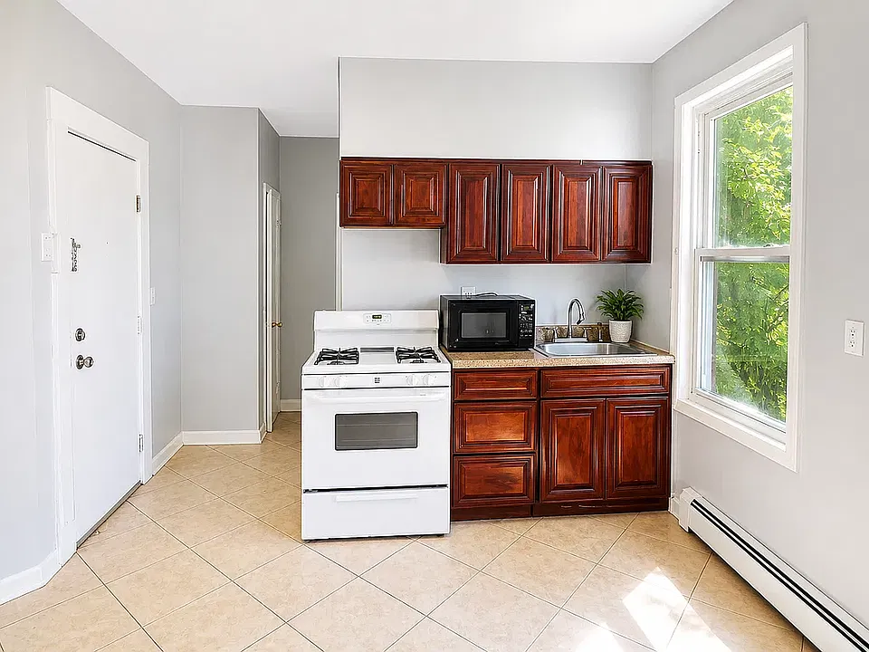 94 N 3rd St #4AA