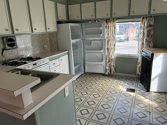 5th image of 1165 S Grand Ave Trailer 11