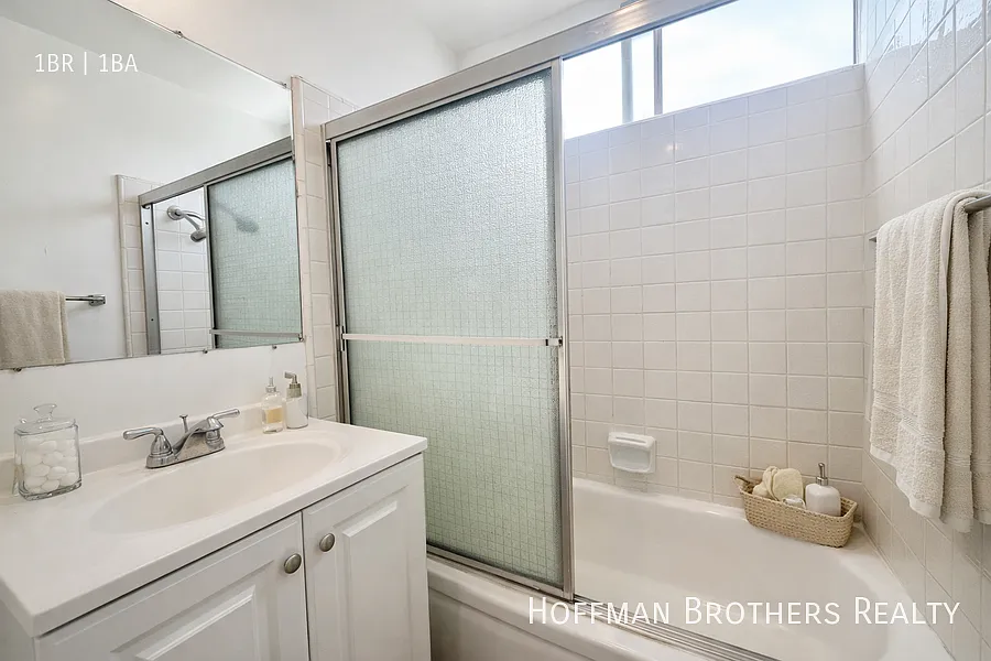 14024 Oxnard St — Photo 3
