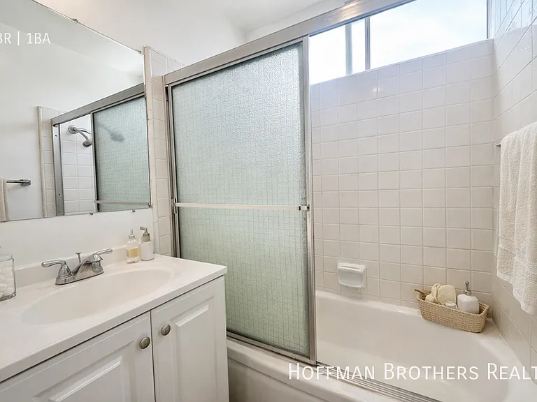 14024 Oxnard St — Photo 3