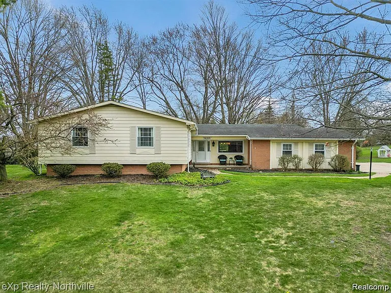 38205 Connaught Dr — Photo 1