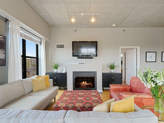 3rd image of 1122 W Catalpa Ave APT 610