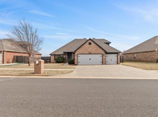 10700 Middlesbrough Ln, Yukon, OK 73099
