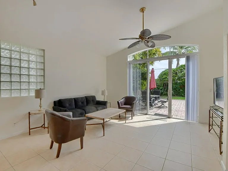 1225 E Magnolia Cir — Photo 3