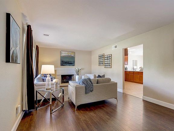 2nd image of 25 Uxbridge Ct
