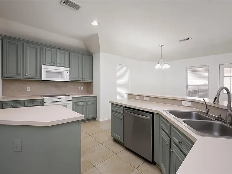 2718 Atlas Dr — Photo 8