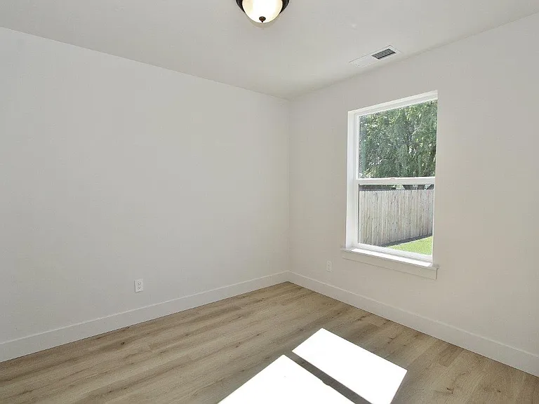 1115 S Commercial Ave #1 — Photo 15