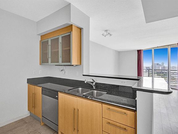 3rd image of 325 Biscayne Blvd #4125
