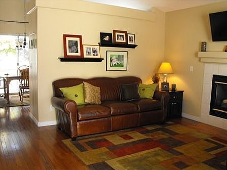 Perfect LR w/hardwood flooring