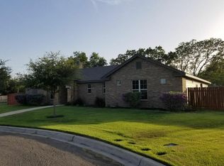 11 Victoria Pl, Uvalde, TX 78801