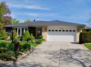 1302 Greenbriar Ln, Darien, IL 60561
