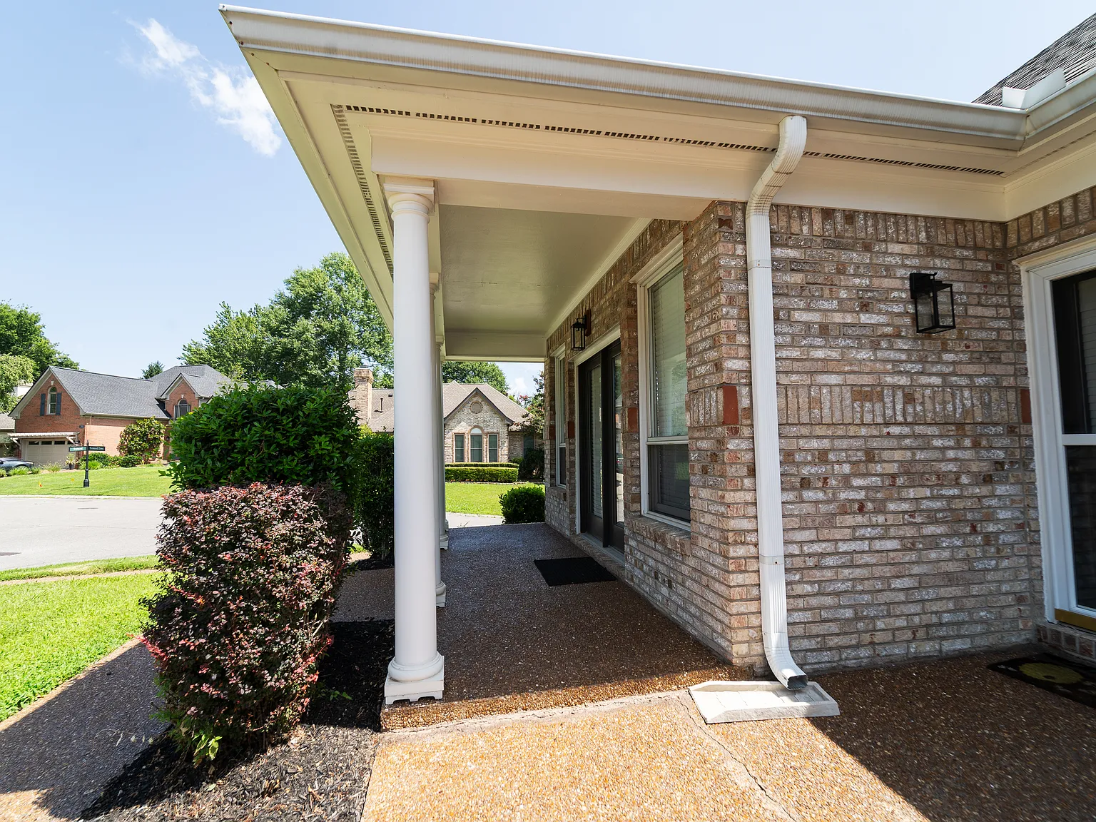 3 bed, 2.5 bath, 2846 sqft, $3,950 — Photo 2