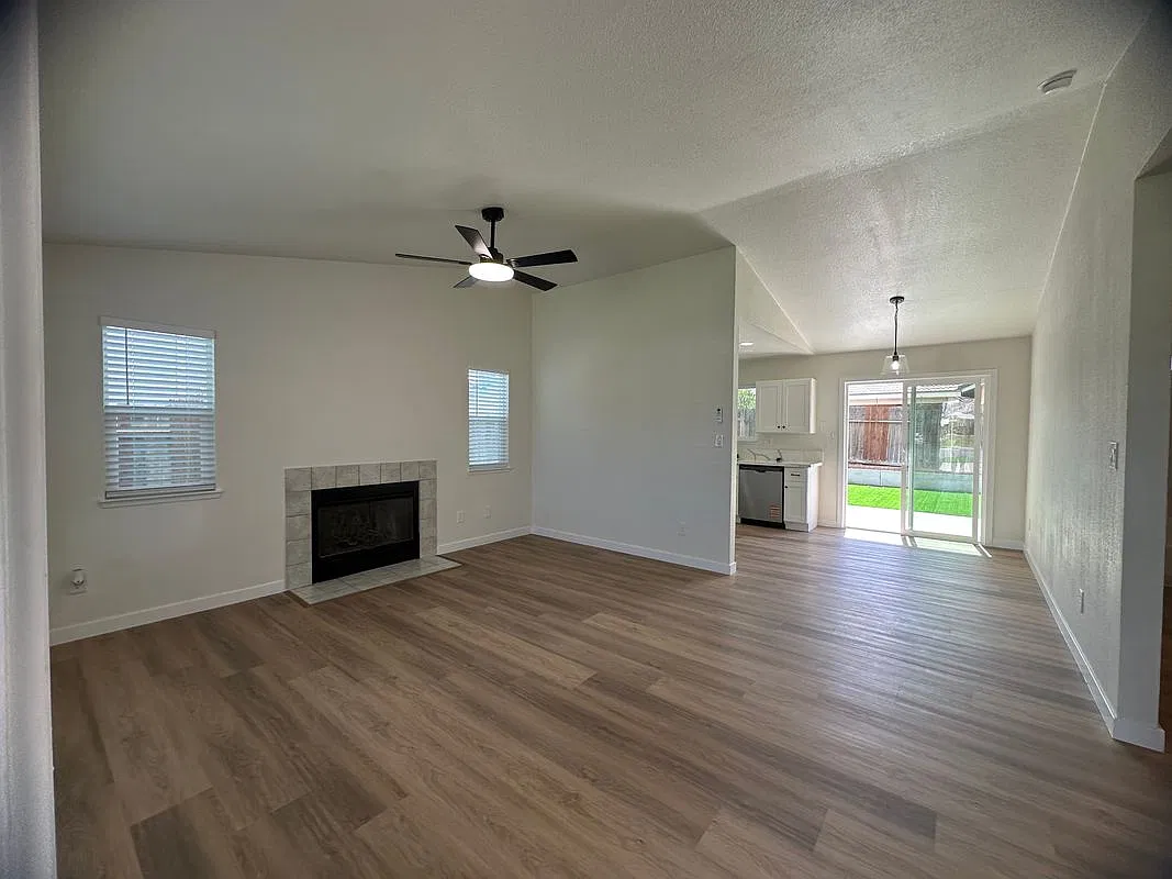 3 bed, 2.0 bath, 1091 sqft, $2,150 — Photo 2