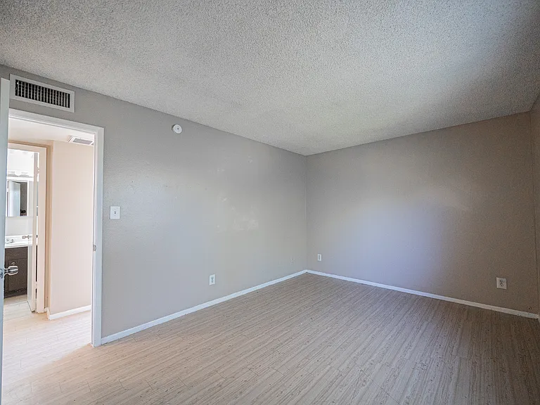 5214 N 42nd Pkwy — Photo 12
