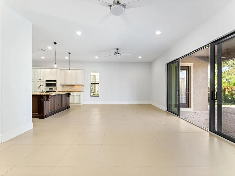 259 SE Calmo Cir — Photo 10