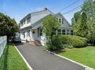 104 Bay Dr E, Huntington, NY 11743