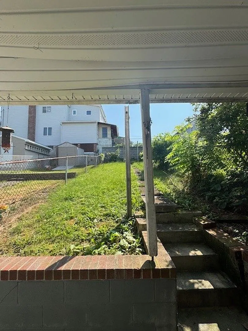 4 bedroom 1.5 bath — Photo 2