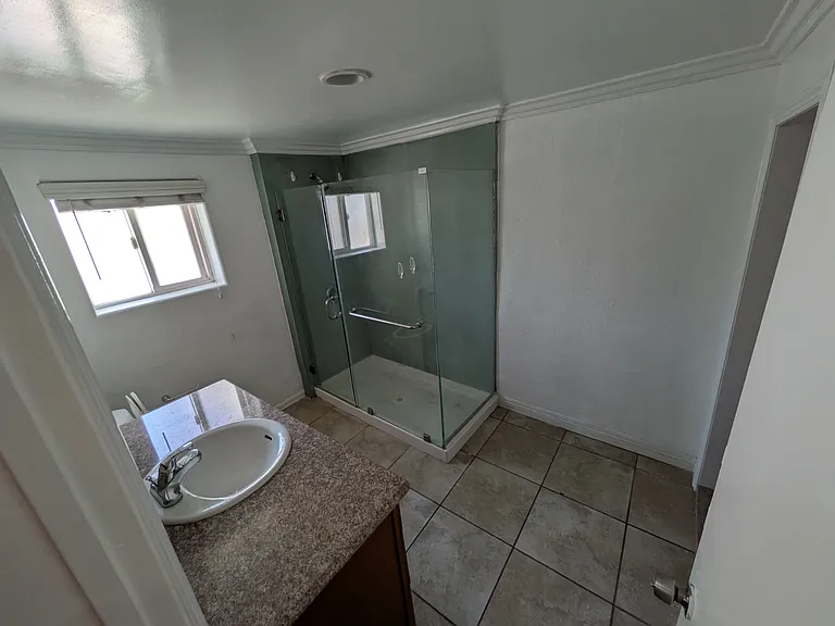 922 De La Fuente St — Photo 10