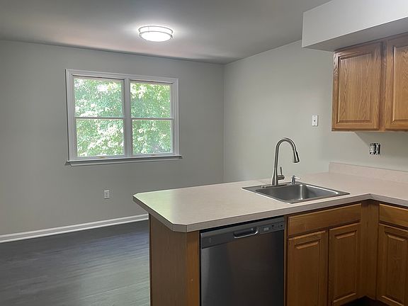 Eat-in kitchen with island seating