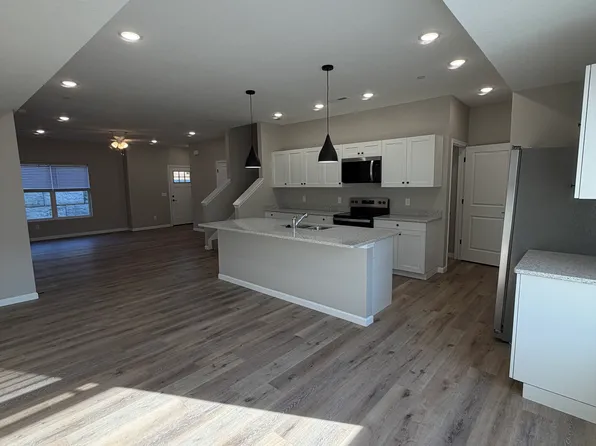 1210 Devils Glen Rd, Bettendorf, IA 52722