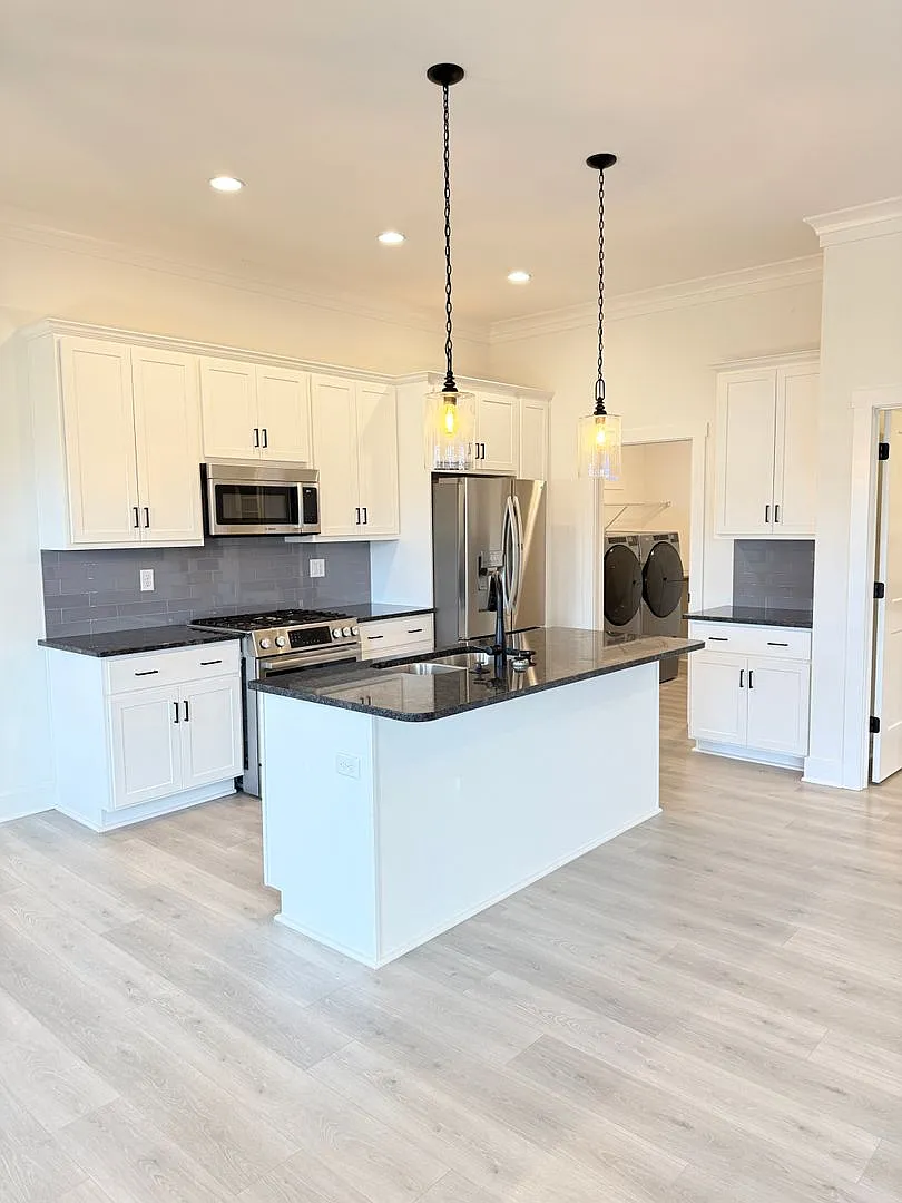 Beautiful 4 Bed / 3 Bath Single Family Home — Photo 3