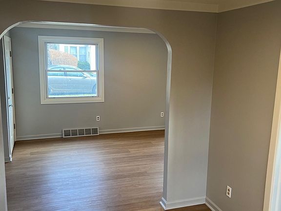 3rd image of 9 Edward St APT A