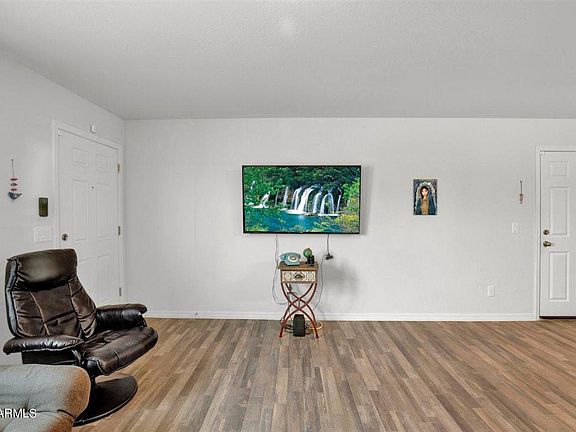 4th image of 111 E Watson Pl