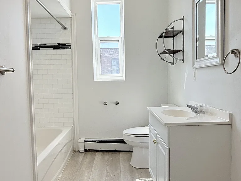 1188 Wyandotte St E #4 — Photo 8